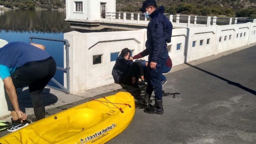 efectivos-policiales-le-salvaron-la-vida-a-una-joven-en-el-dique-el-jumeal