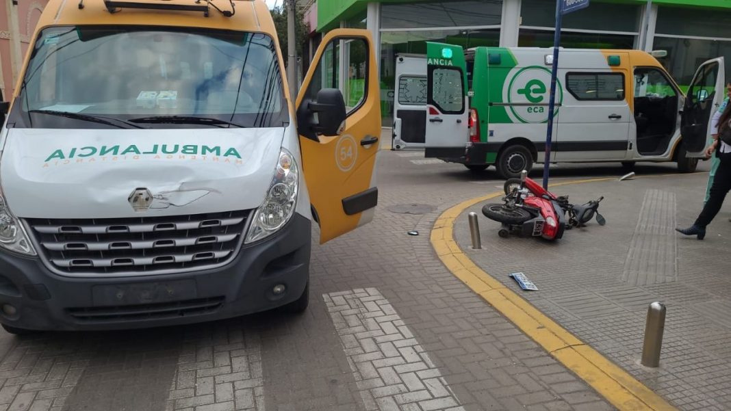 una-moto-colisiono-con-una-ambulancia-en-pleno-casco-centrico