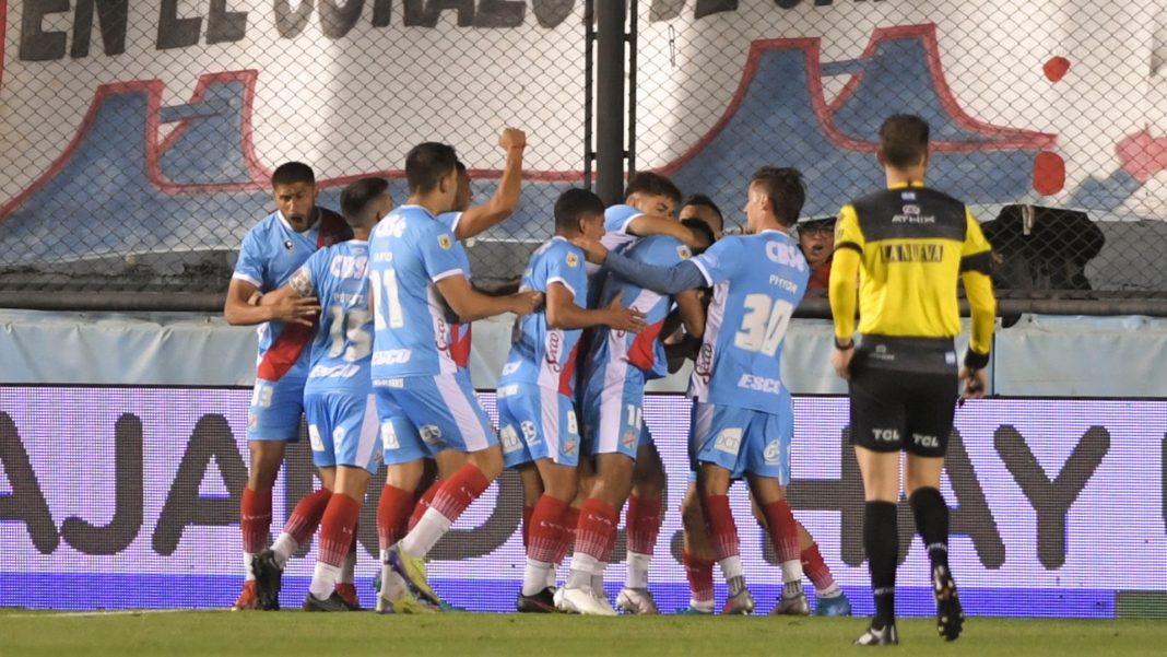 arsenal-gano,-mantuvo-la-categoria-y-condeno-a-patronato-al-descenso