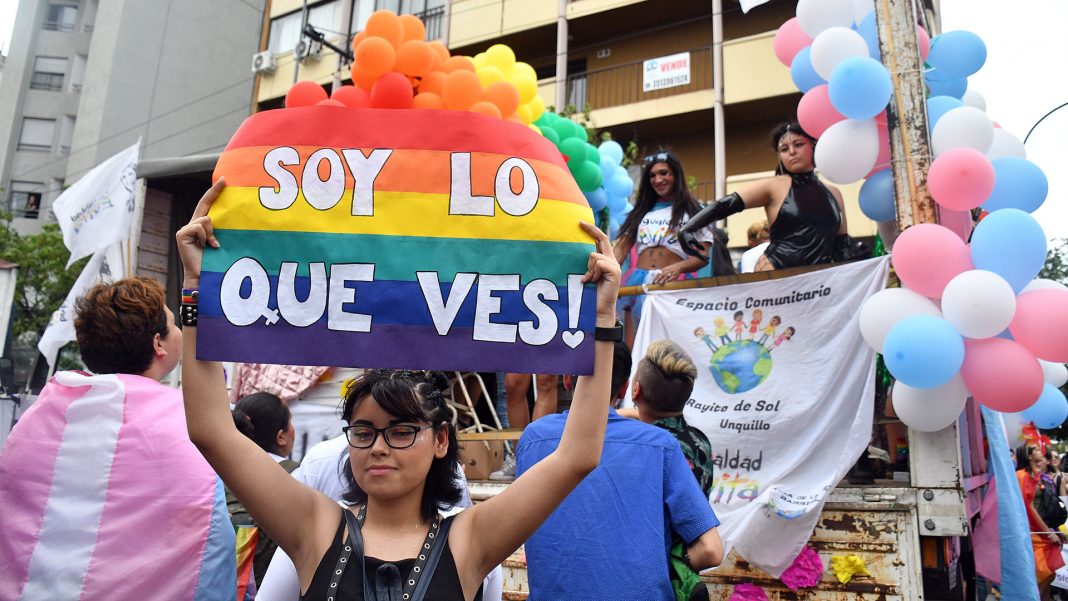 cordoba:-miles-de-personas-y-unas-14-carrozas-brillaron-en-la-marcha-del-orgullo