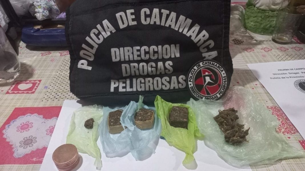 hacian-delivery-de-drogas-en-un-automovil-de-alta-gama