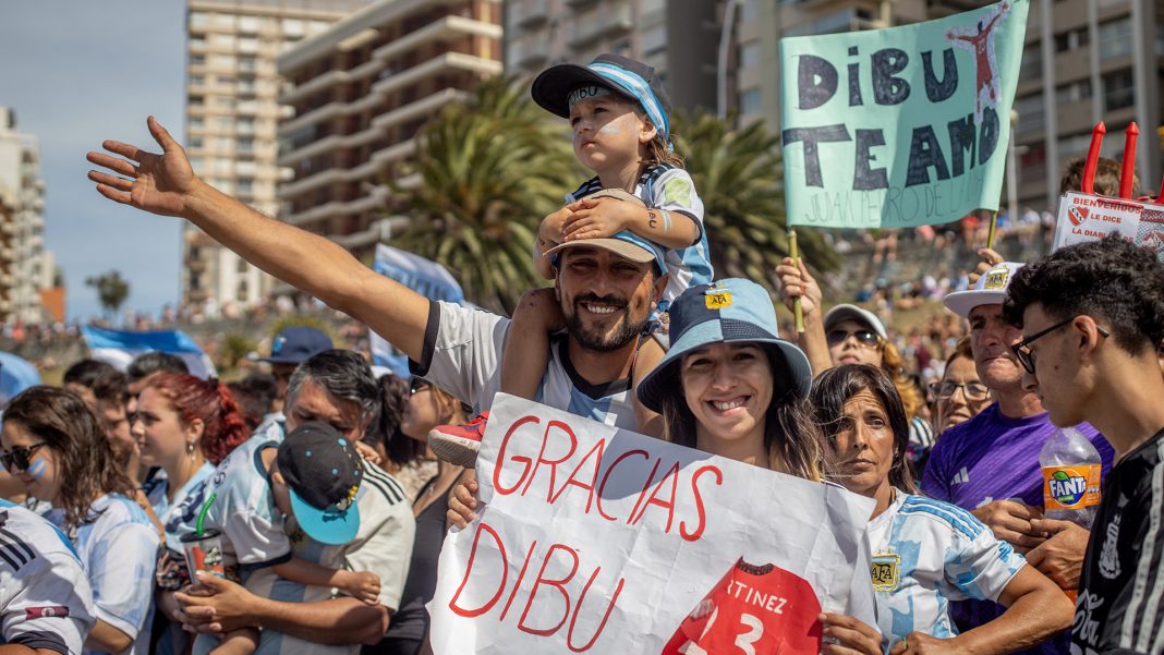 multitudinario-homenaje-para-“dibu”-martinez-en-mar-del-plata